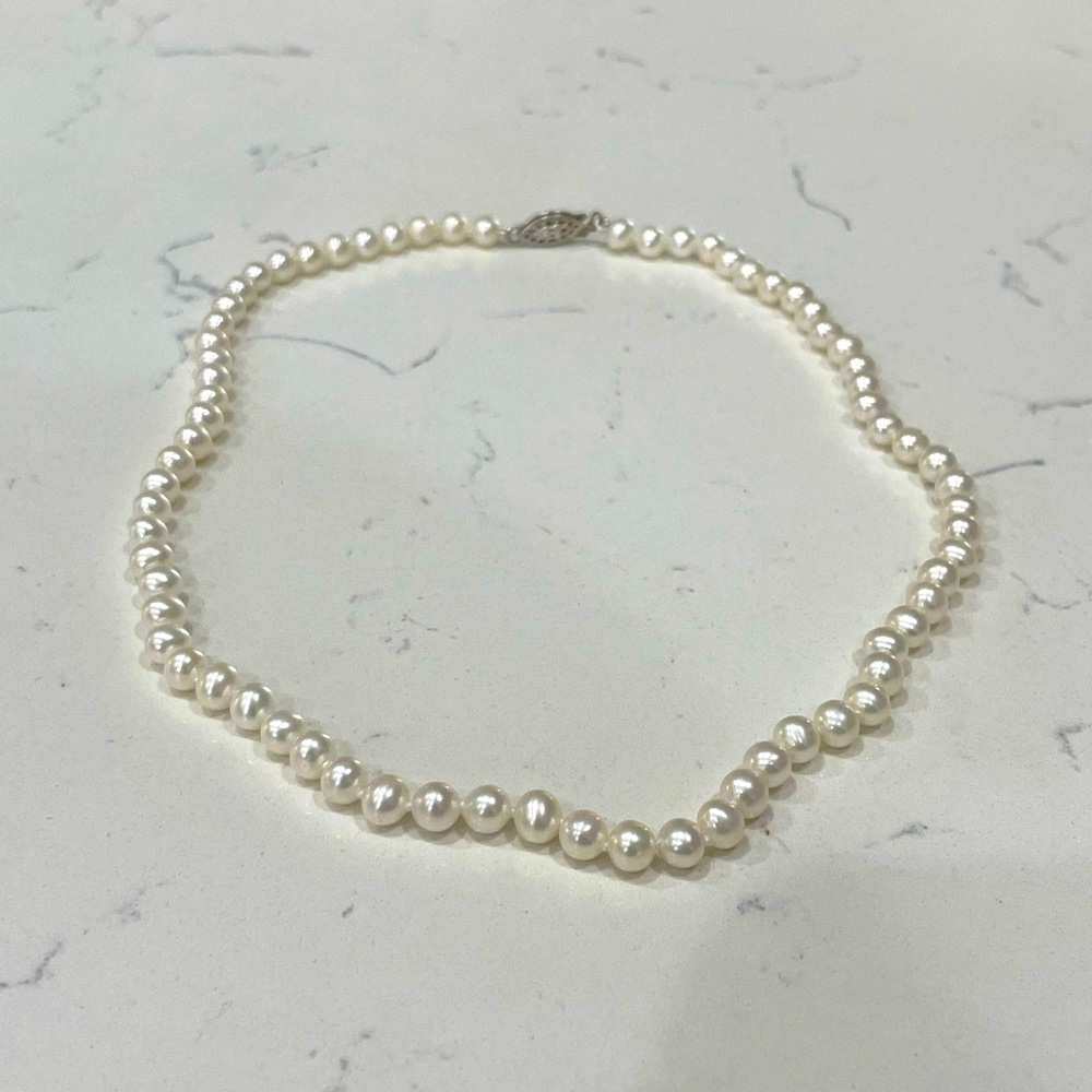 Beautiful strand of pearls - 15.5 in